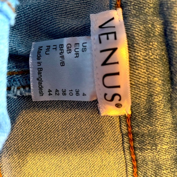 NWOT Venus Womens Size 4 Distressed Overall Jean Shorts. - Picture 2 of 3